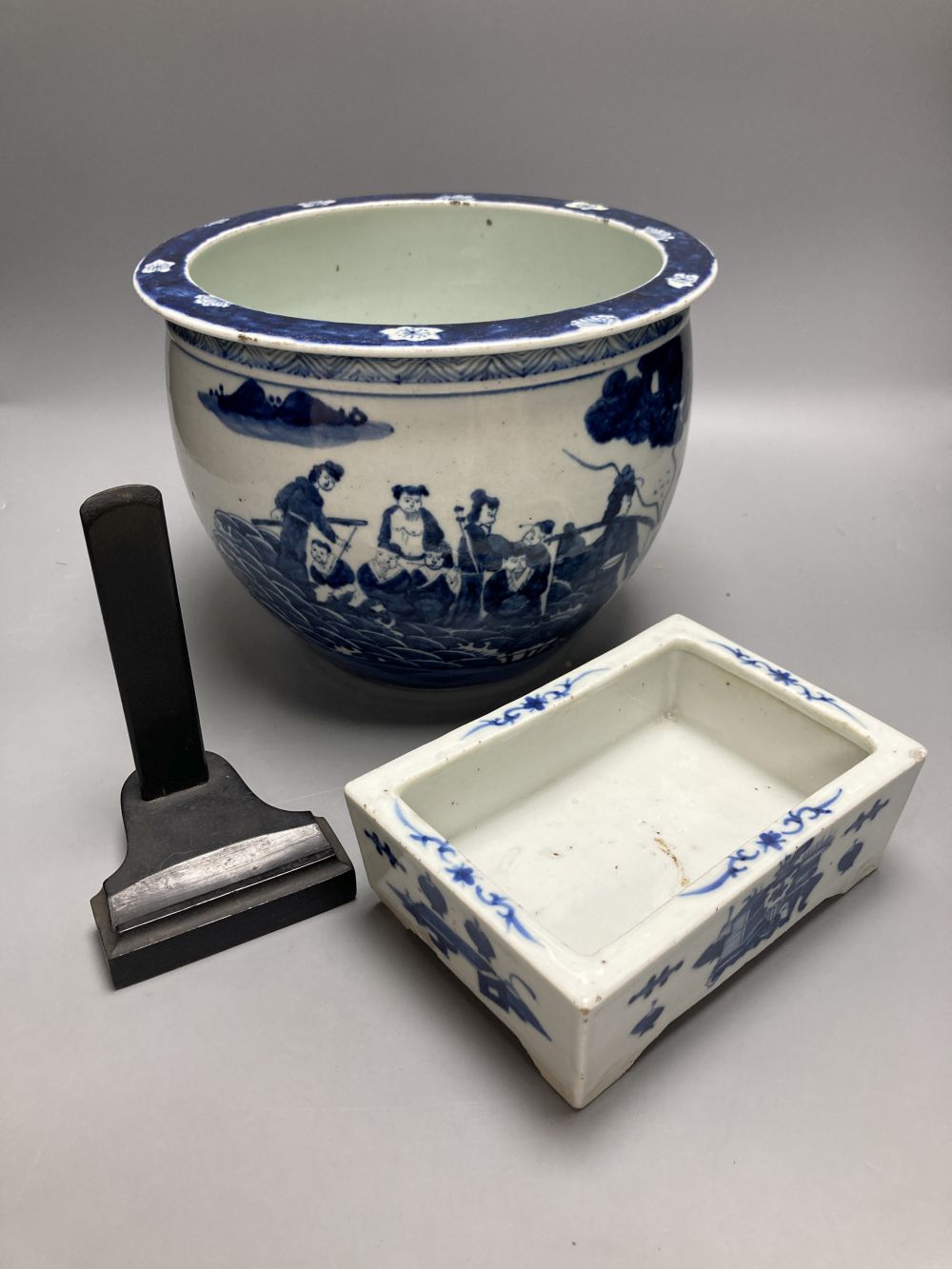 Two Chinese blue and white items
